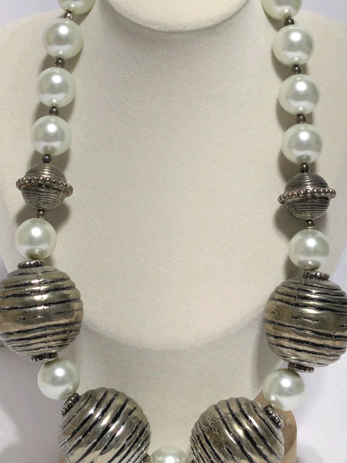 Vintage Chunky Silver Tone Etched Metal & White Glass Round Beaded Necklace 18″
