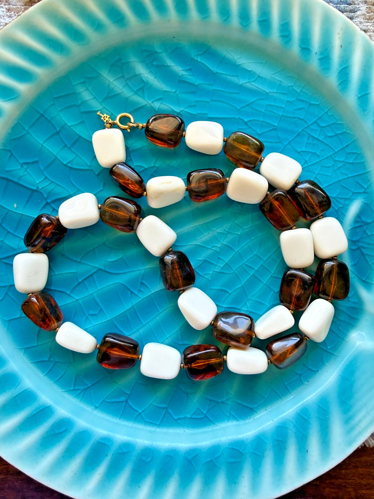 Vintage brown and white thermoset bakelite or lucite 24″ necklace Crown Trifari