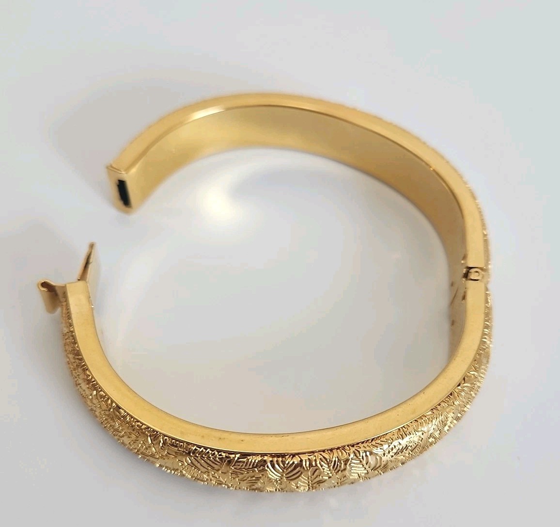 Vintage Monet Puffed Bracelet Gold Tone Leaf Floral Hinged Bangle Ornate