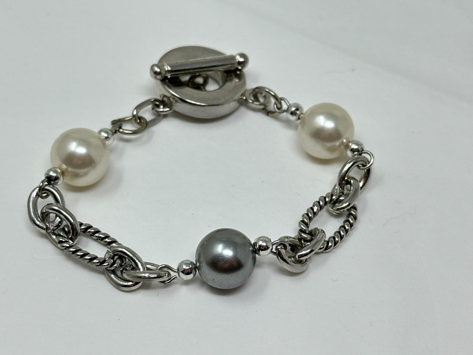 Beautiful Silver Tone White and Gray Faux Pearl Toggle 7.75″ Bracelet