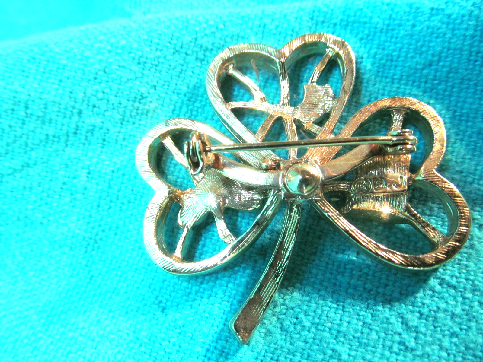 1 3/4″ IRISH SHAMROCK LEPRECHAUN HAT & PIPE SIGNED B.J. BROOCH WITH RHINESTONES