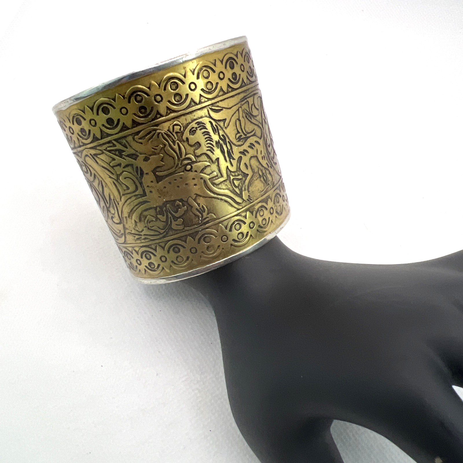 Vtg Amy Kahn Russell Cuff Bracelet Story Teller Hunting Scene Brutalist Signed
