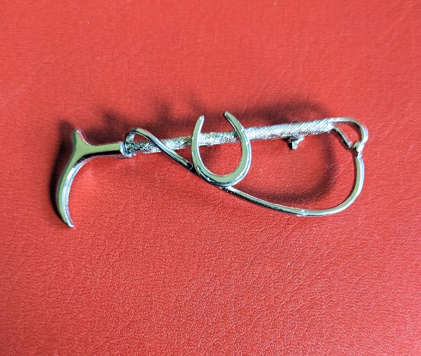 Silver Tone Equestrian Horse Shoe Pin BROOCH Riding Crop Brom P.D. Saddlery MI