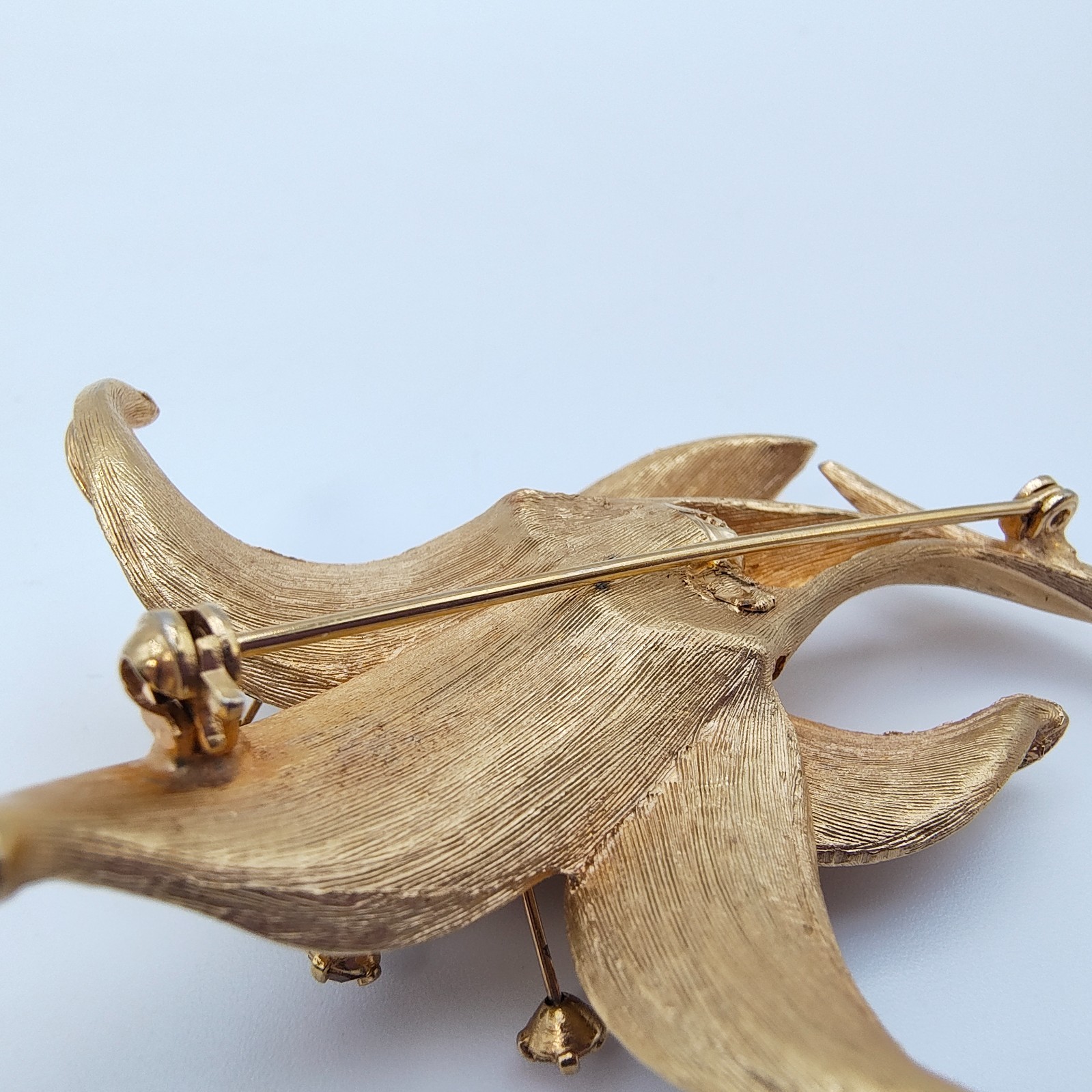 Vintage Calla Lily Brooch Brushed Gold Tone Multicolor Rhinestone Pistil Flower