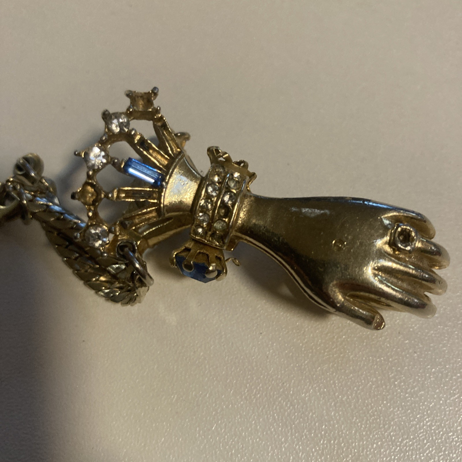 Vintage 1950 Bylle Co clasped hands glove holder clip with and blue rhinestones