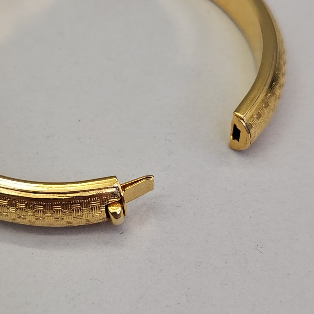 Vintage Bangle Bracelet Hinged Gold Tone Etched Cross Hatched 1cm 6.75″