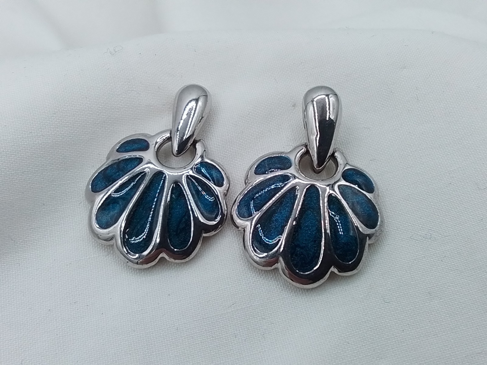 DANGLE DROP USA VINTAGE SEASHELL SHAPE NAUTICAL ENAMEL INLAY PIERCED EARRINGS