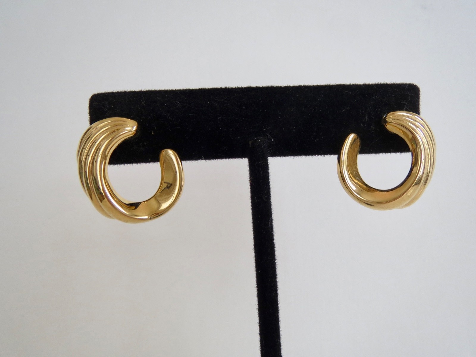 MONET Signed Yellow Gold Tone Swirl Design Stud EARRINGS 7/8″ by 7/8″
