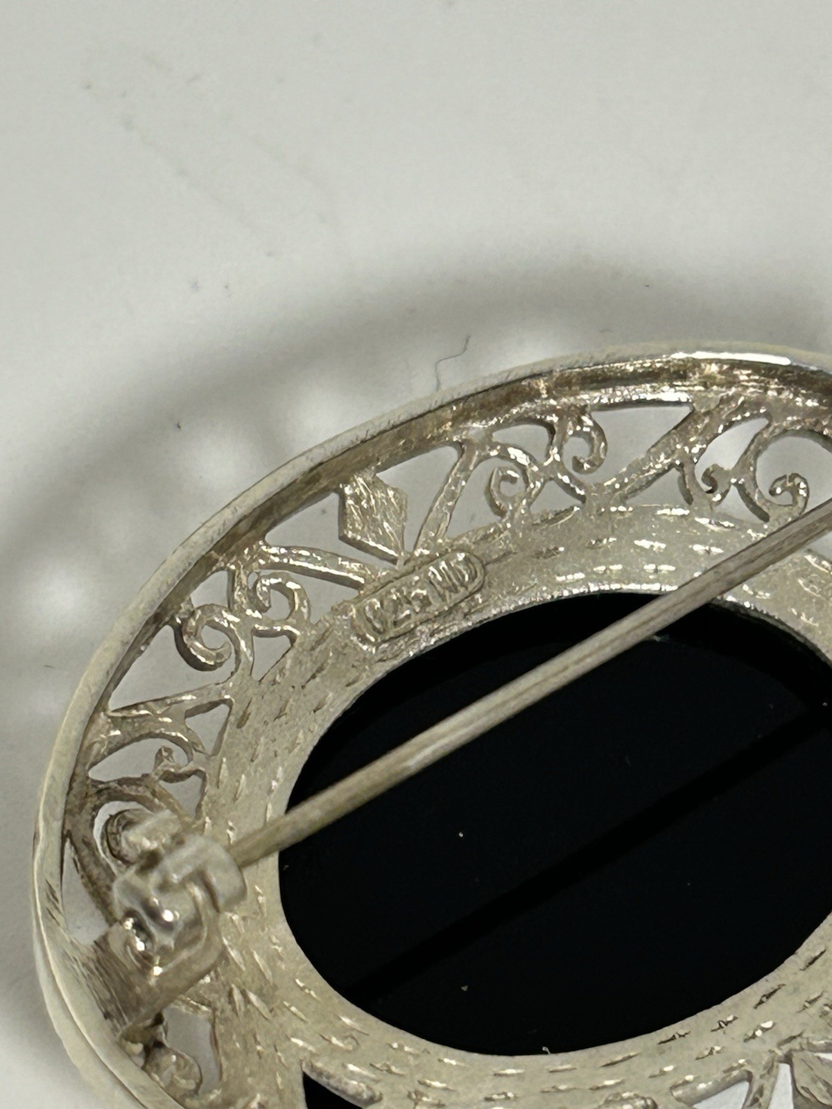 ENGLAND SILVER 825 BROOCH PIN BLACK ONYX SIGNED ND FILIGREE VINTAGE 1970s
