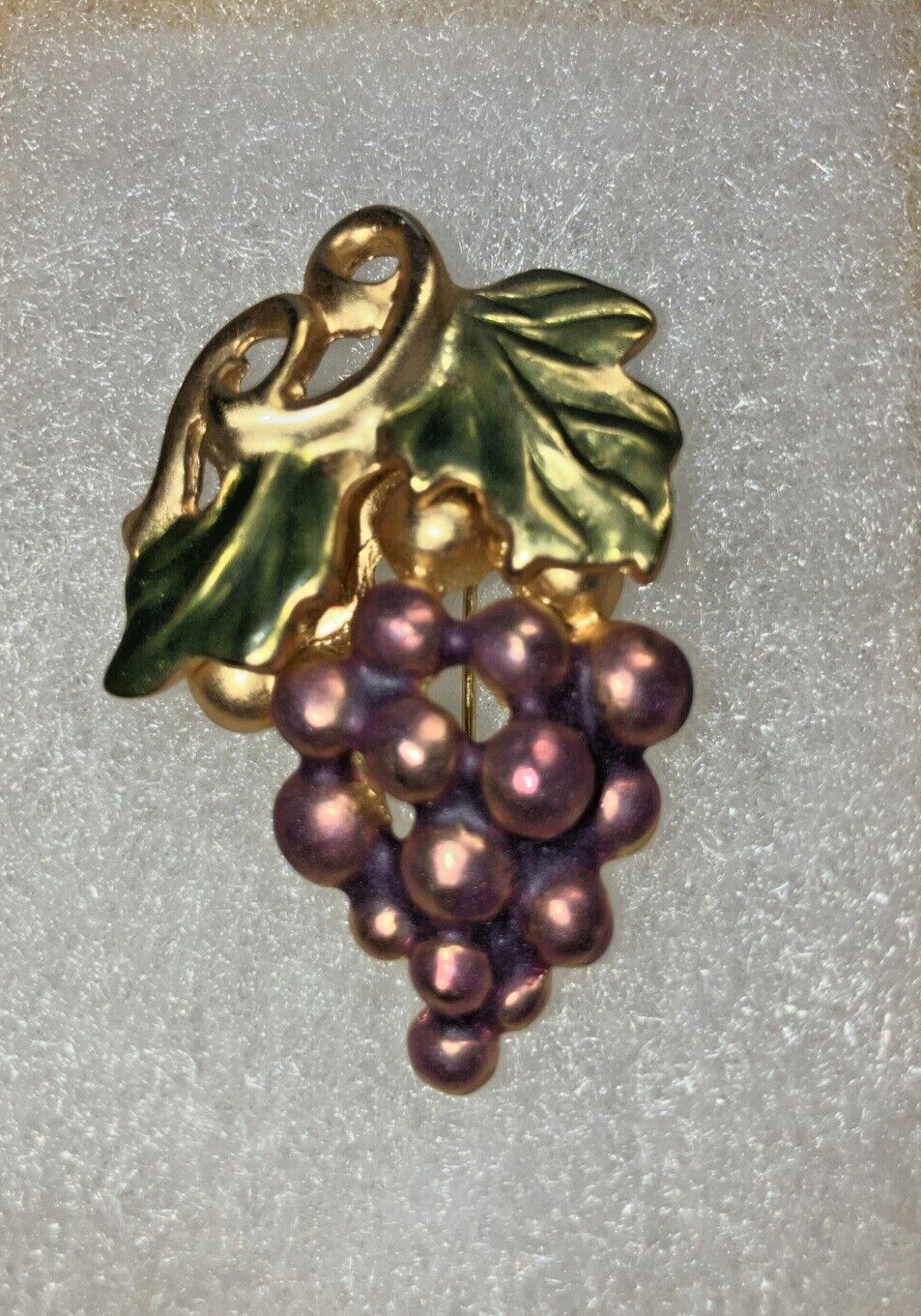 BEAUTIFUL VINTAGE GOLD TONE PURPLE GRAPES CLUSTER GREEN LEAVES BROOCH PIN