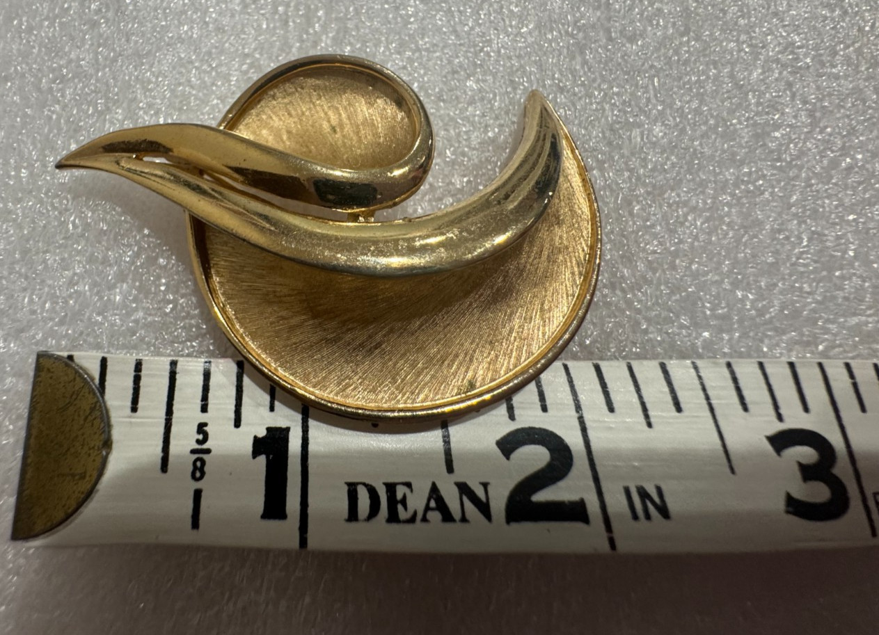 Lot 2 Crown Trifari Brushed Gold Tone Brooch Brooches Swirl Ribbon Modernist Vtg