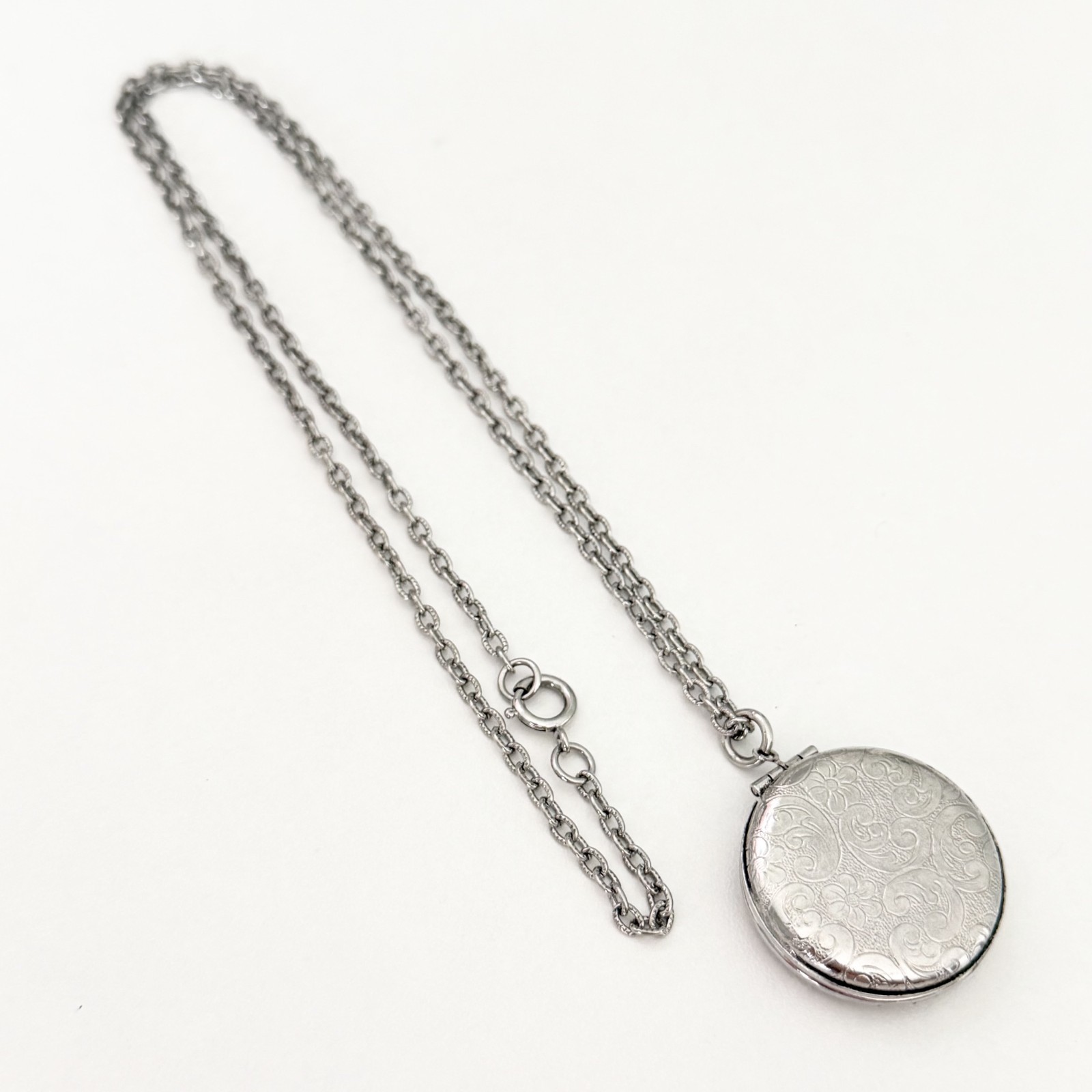 Vintage Round Silver Tone Puffy Locket Etched Scroll Pendant Chain Necklace 25″