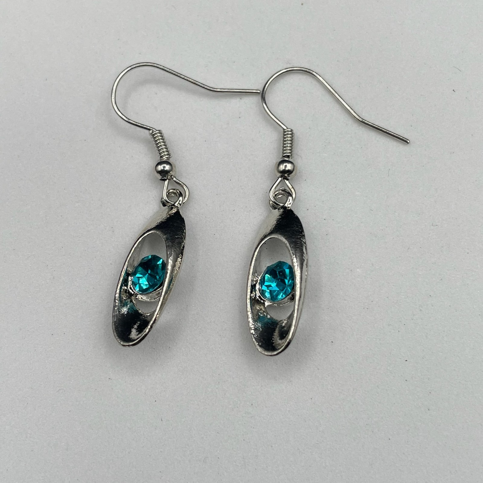 Vintage Oval Blue Glass Topaz Gemstone Silver-Tone Aluminium Hook Earrings