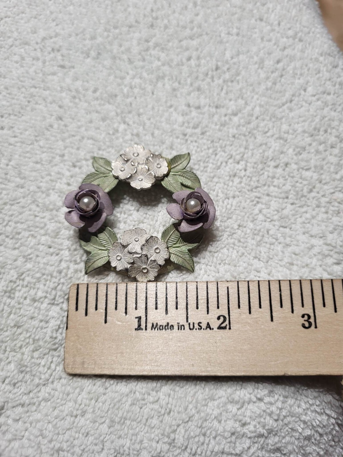 Vtg Metal Brooch Pin w/ Green White Purple Flowers & Faux Pearl Wreath leaf