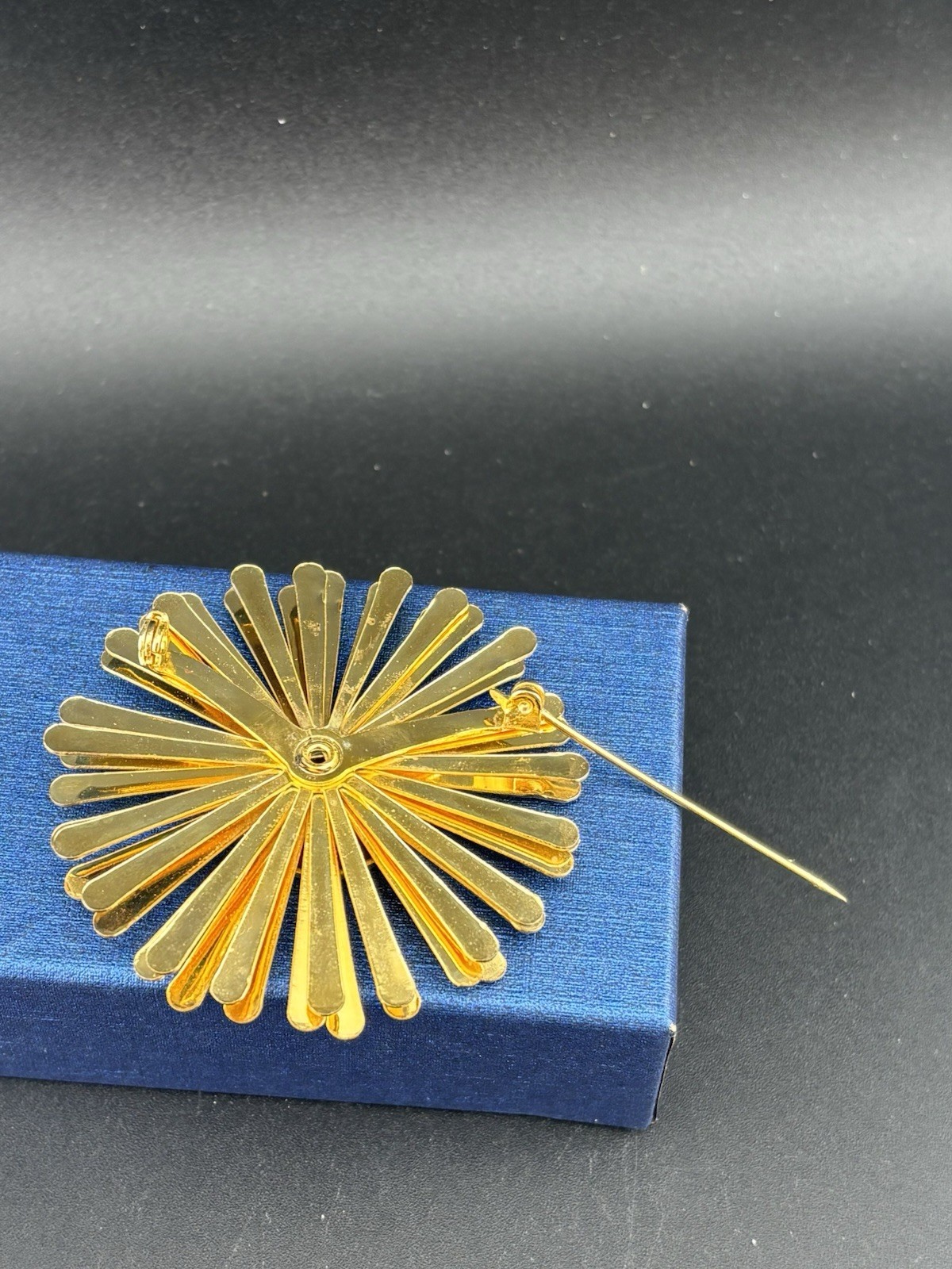 Daisy Flower 1960’s Mod Retro Pop VTG Gold Tone 3D Brooch Pin