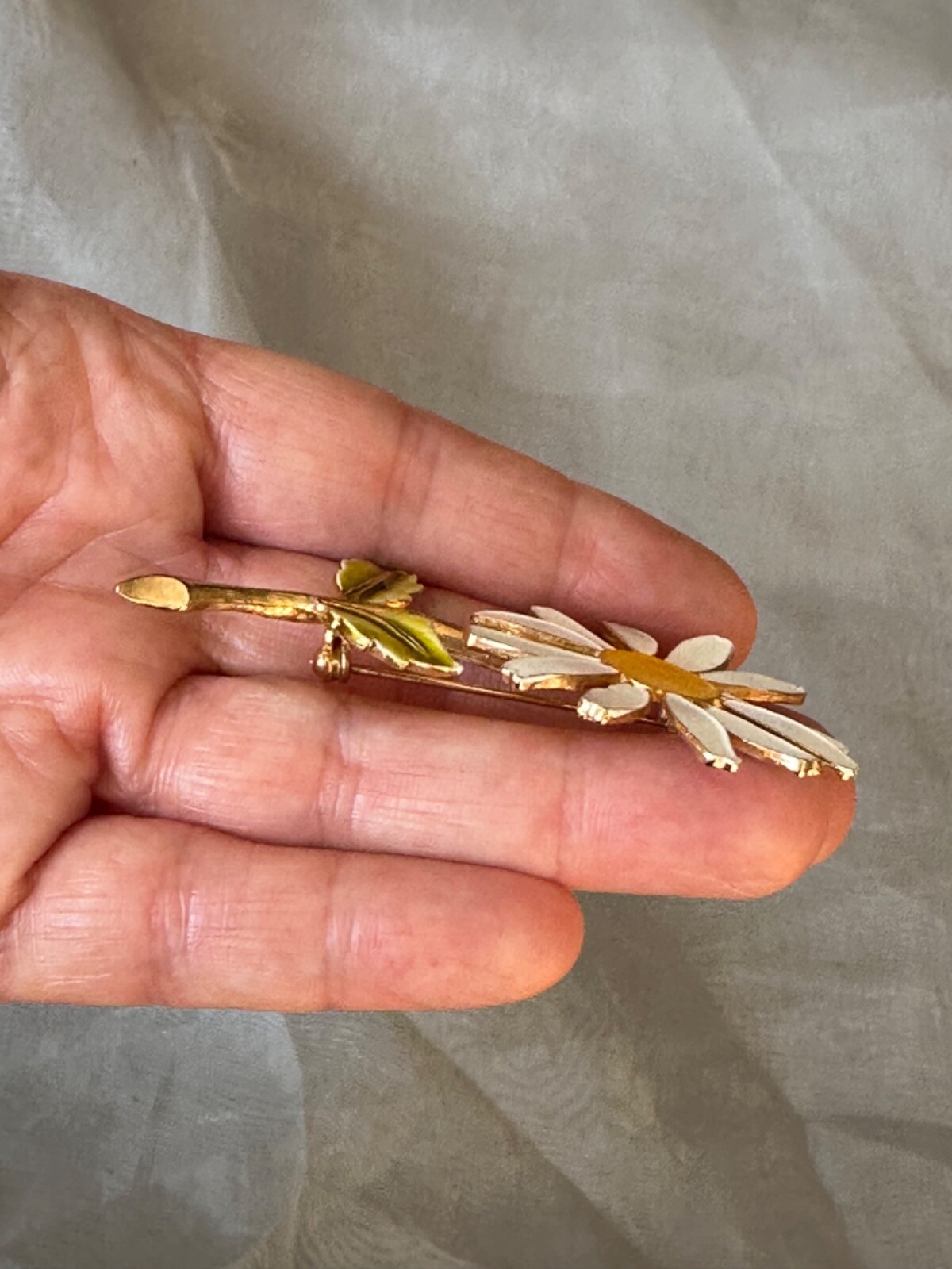 VINTAGE Daisy Brooch Accessocraft Retro Enamel Flower Pin Groovy Hippie Jewelry