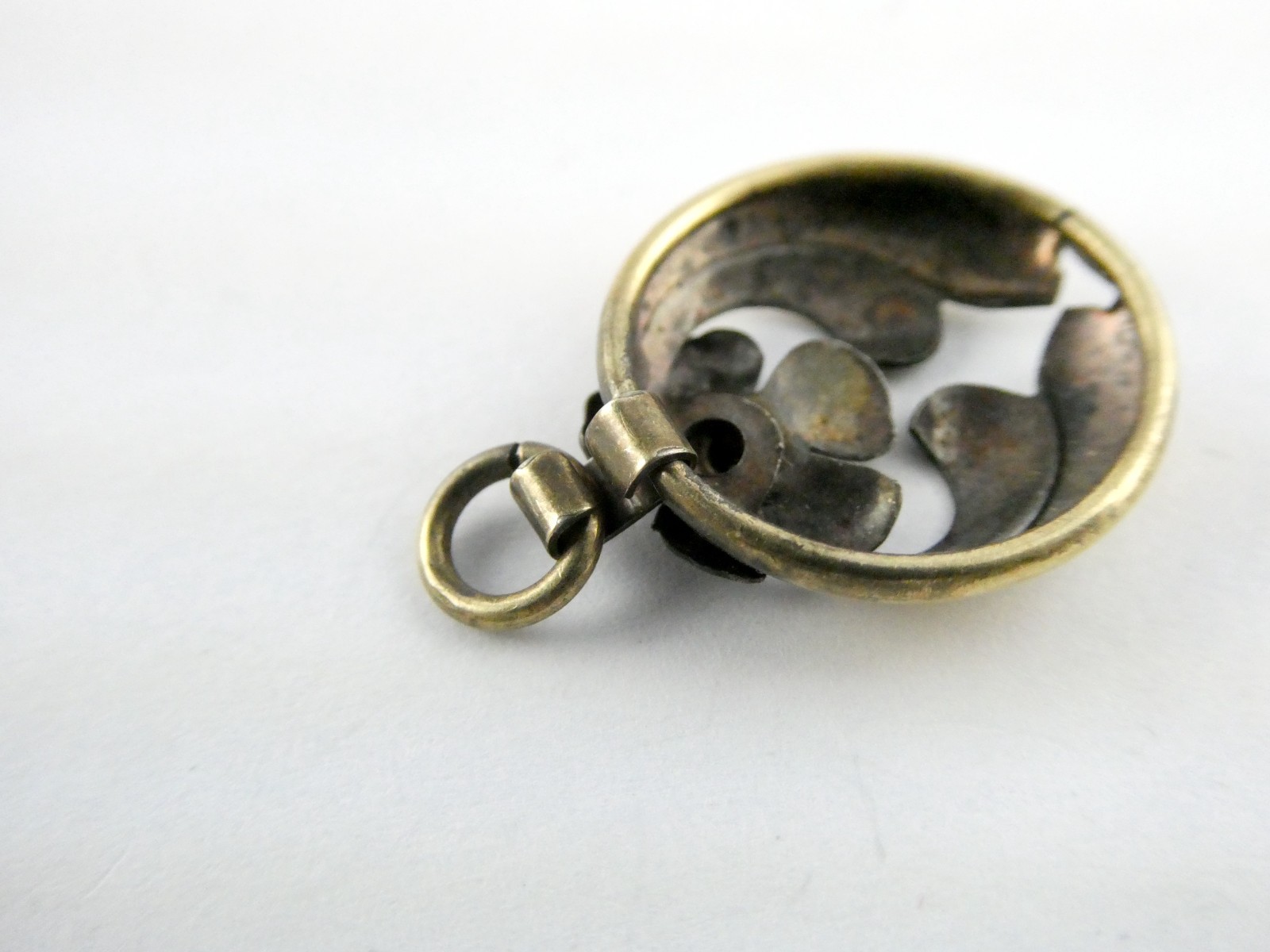 Antique Unmarked Gold Fill Flower and Leaves Pendant Charm 2g 1 Inch Length