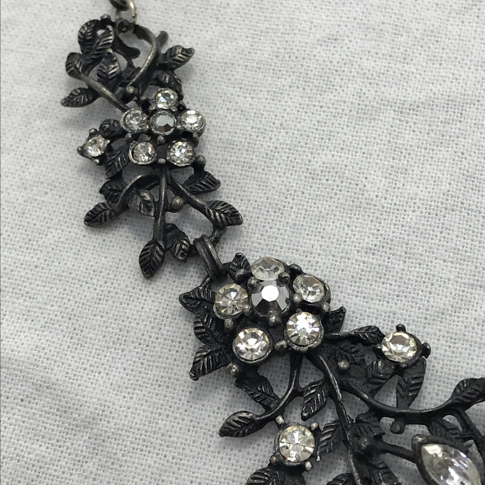 Vintag Pewter Tone Floral Design with Clear White Rhinestones Collar Necklace