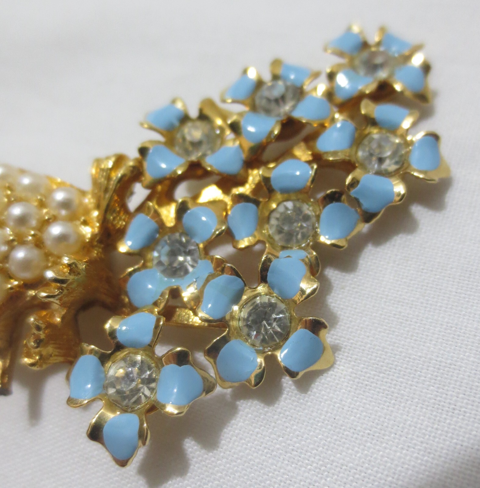 Vtg Bird brooch Faux pearls, rhinestones enamel petals