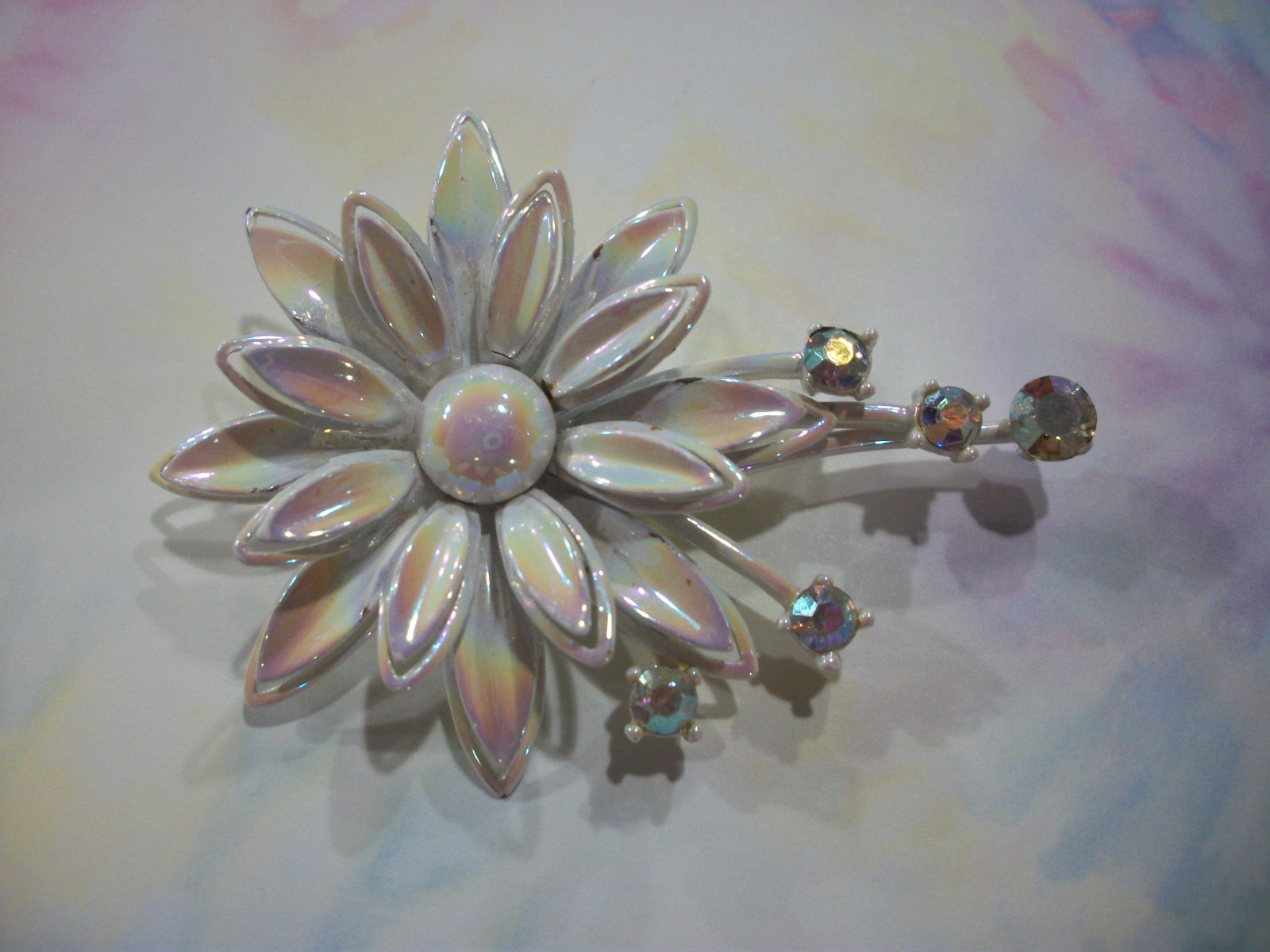 ViNTaGE MeTaL ENaMeL OMBRE PASTEL/AURORA BOREALIS RHINESTONE FLoWeR PiN/BRooCH