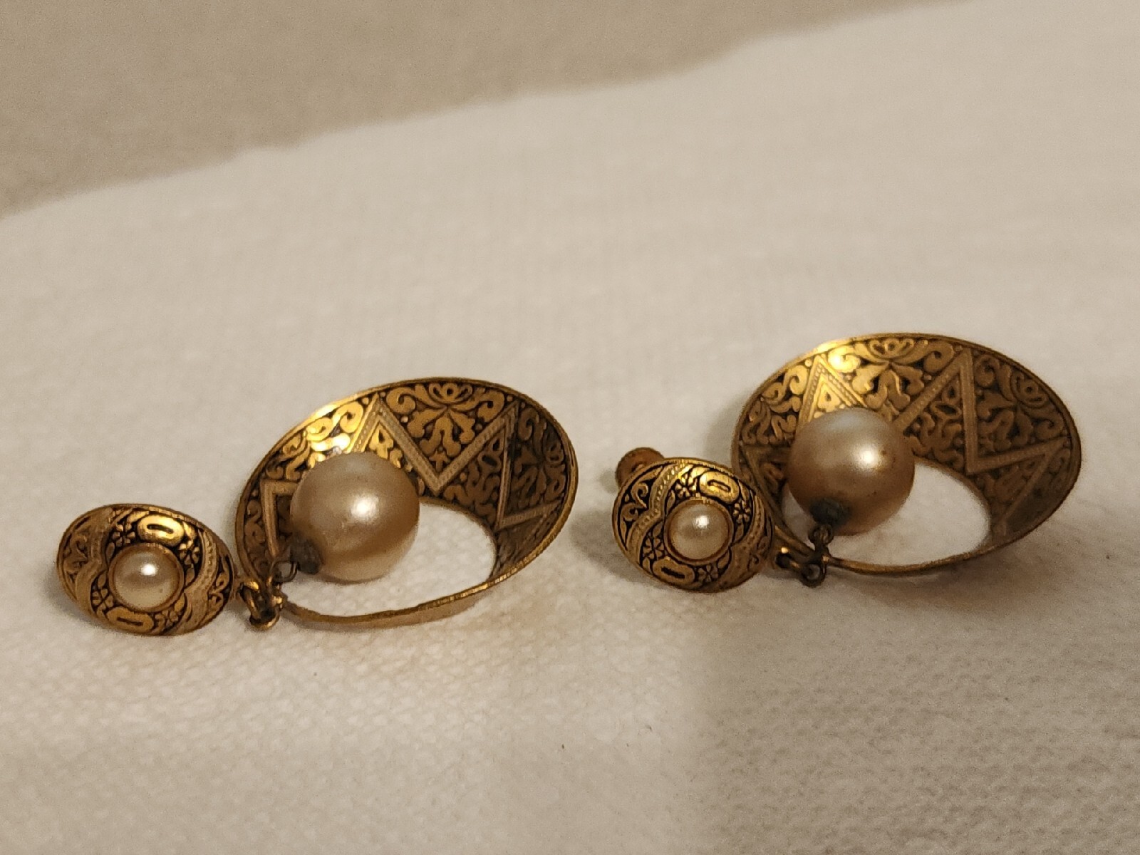 Vtg Spanish Damascene Faux Pearl Dangle Drop Hoop Screwback Earrings