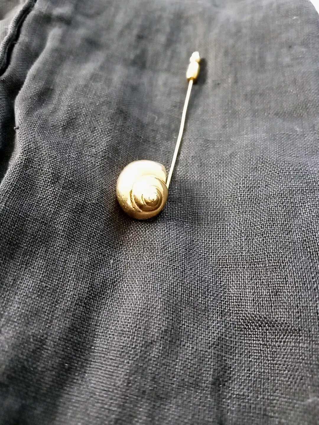 Vintage Crown Trifari Classic Figural Stick Pin, Sculptural Golden Sea Shell 3″