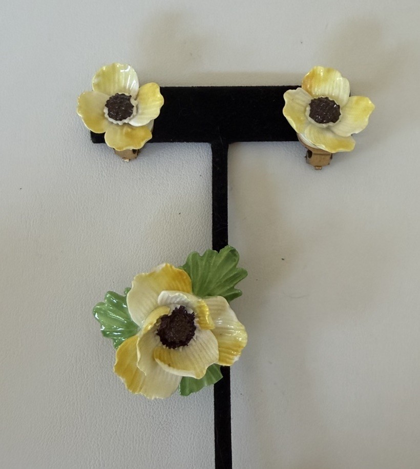 MADE IN ENGLAND FINE BONE CHINA DAFFODIL FLOWER PIN BROOCH Clip On EARRING SET