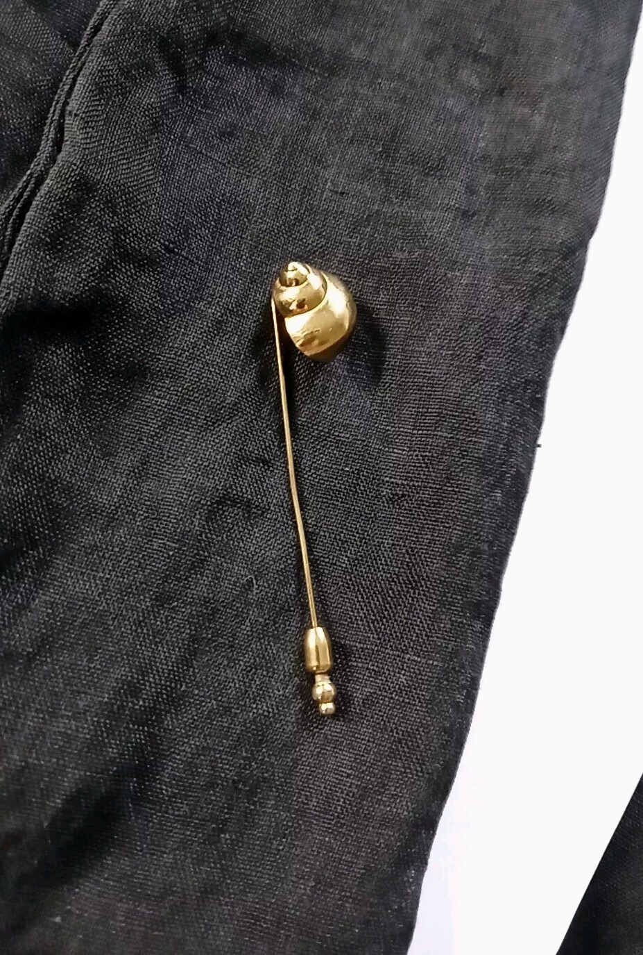 Vintage Crown Trifari Classic Figural Stick Pin, Sculptural Golden Sea Shell 3″