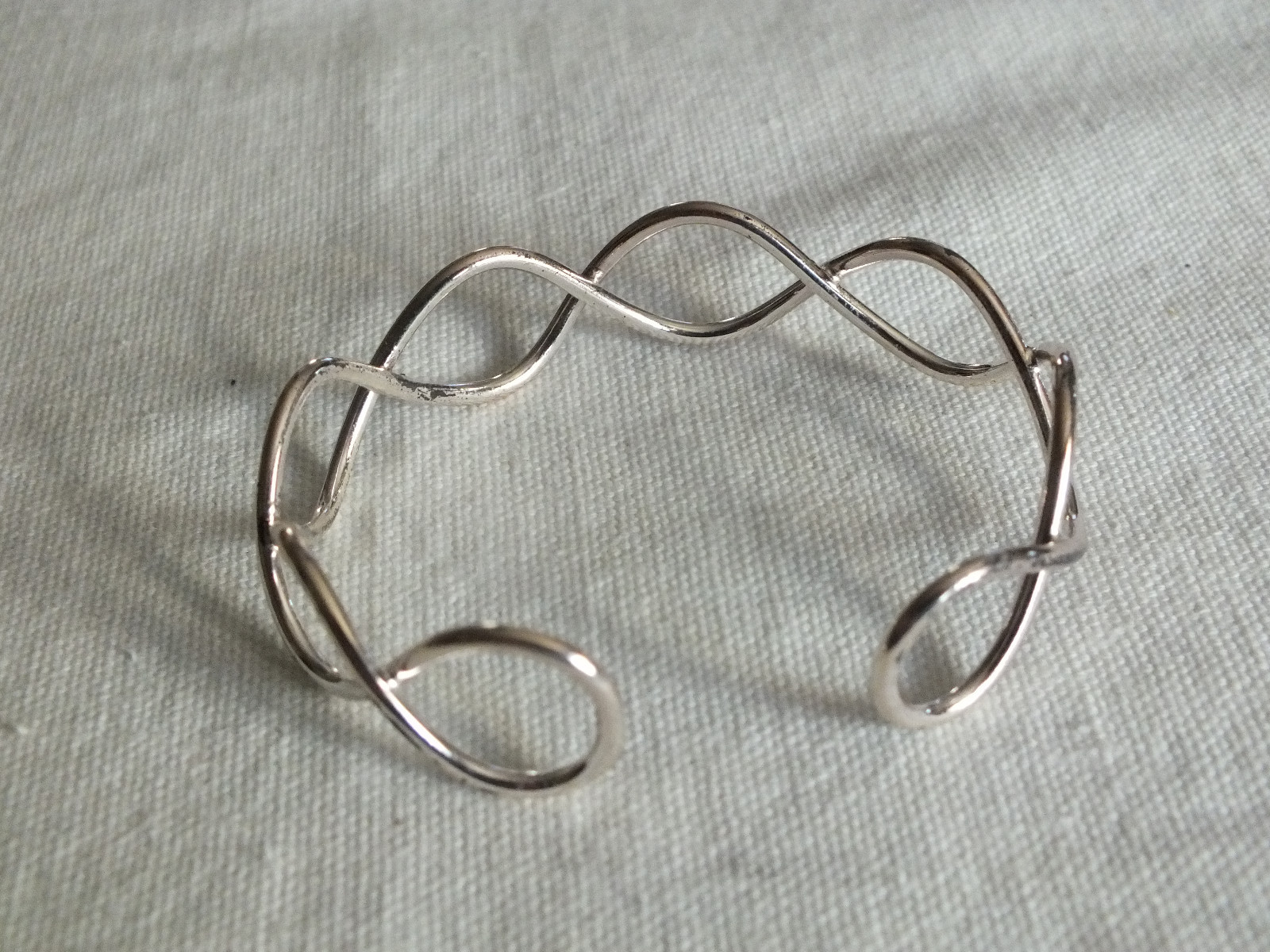 Beautiful Cuff Bracelet shiny Silver Tone 1/2″ Wide x 2 1/4″ Across NICE