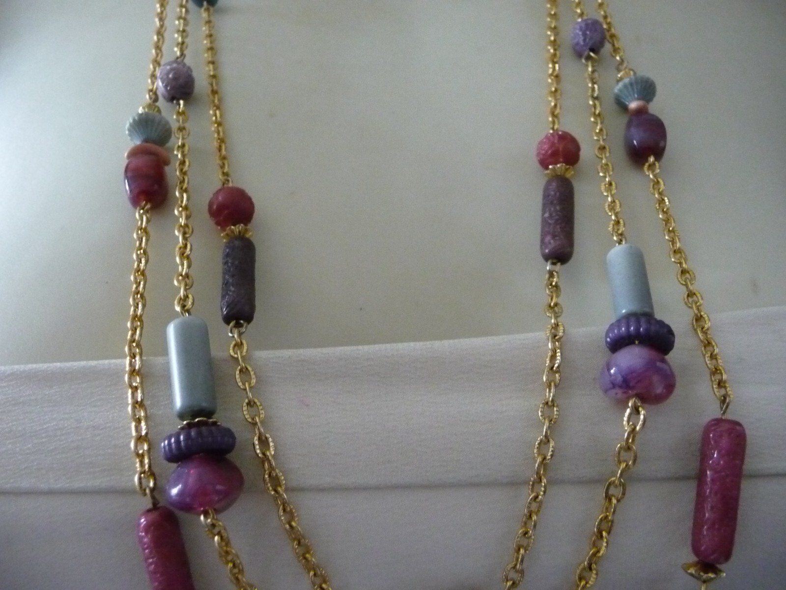 LAYERED 3 GOLD TONE CHAINS DIFFERENT SHAPES & COLORED BEADS 15″ NECKLACE #23/11A