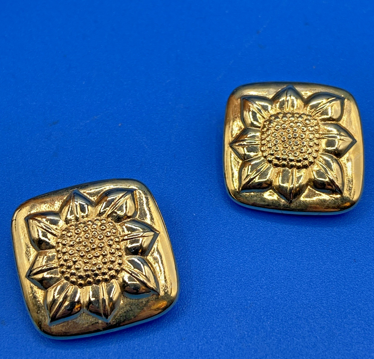 Liz Claiborne Vintage 1980s 1990s EARRINGS clip-on SUNFLOWERS goldtone squares