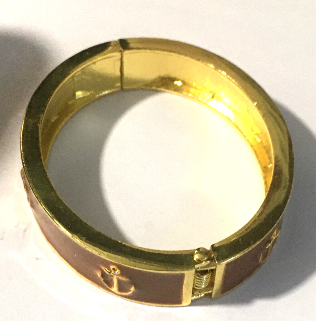 VINTAGE MAUVE ANCHOR HINGED BRACELET GOLD TONE 2 3/8″ DIAMETER