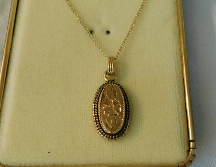 Vintage 12K Gold filled Pendant Necklace in original box
