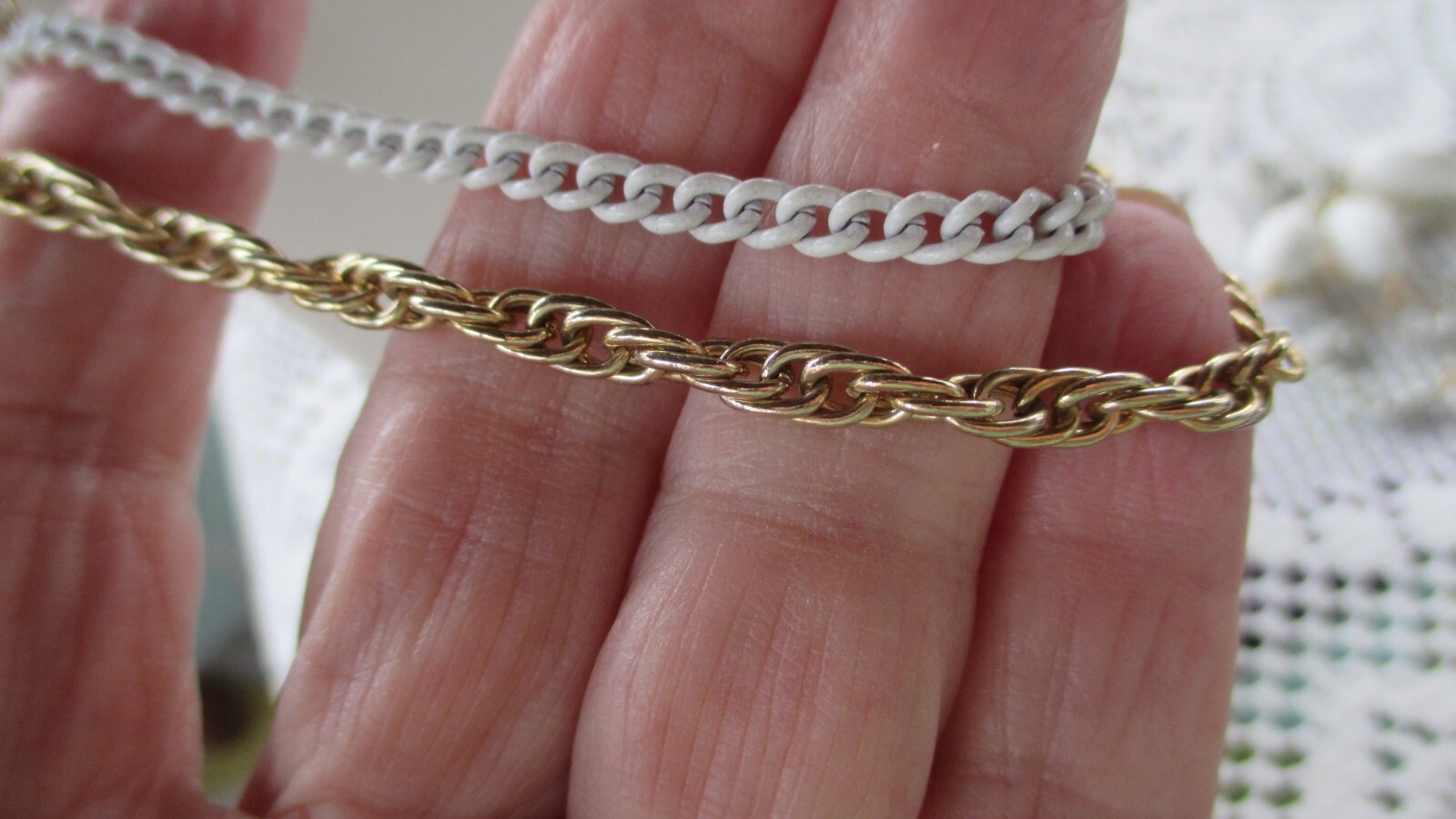 VINTAGE DOUBLE CHAIN 18.5 NECKLACE – GOLD TONE ROPE – WHITE ENAMEL USA