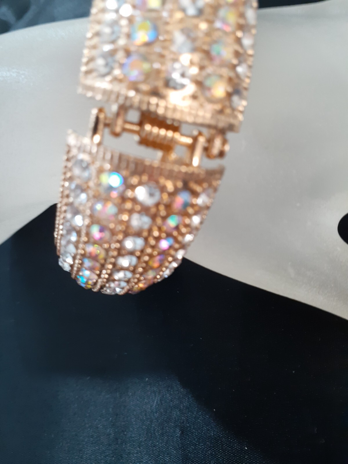 Unbranded women fashion jewelry crystal bracelet 1 inch wide NWOT. Stunning.