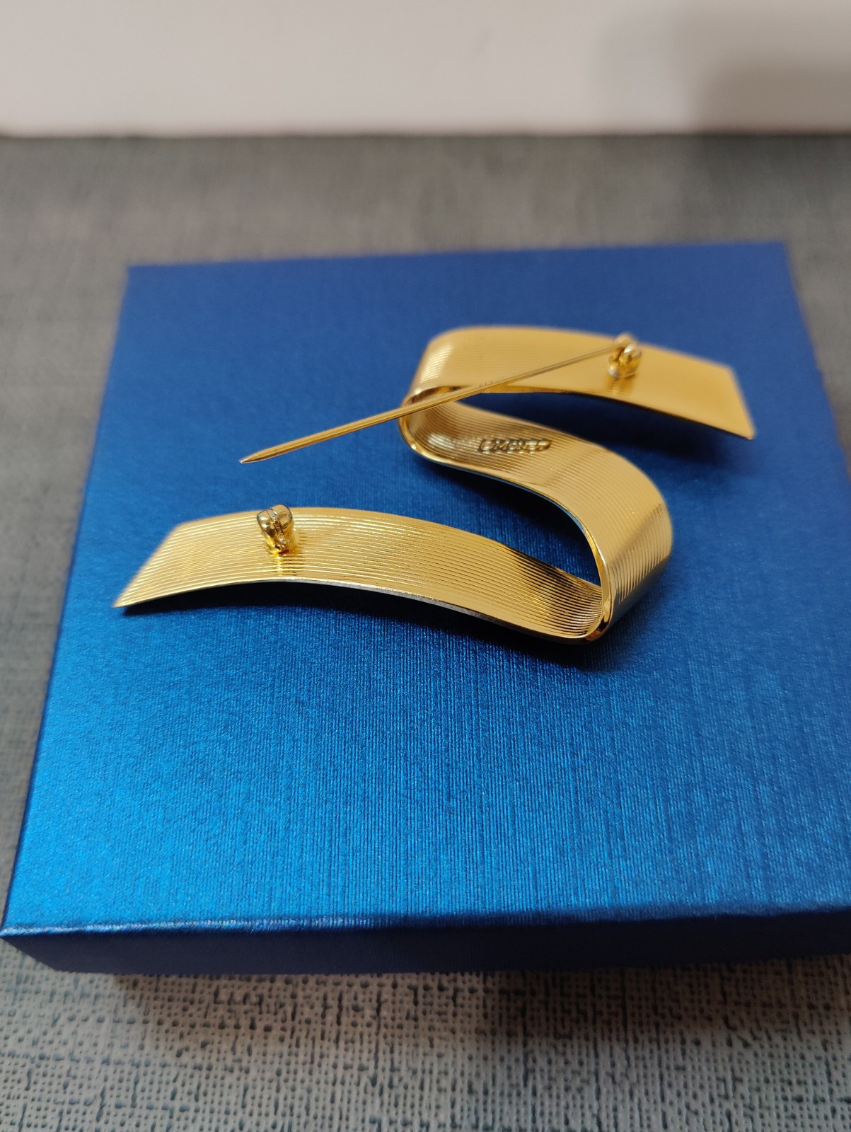 VINTAGE MONET SWIRL RIBBON BROOCH GOLD TONE