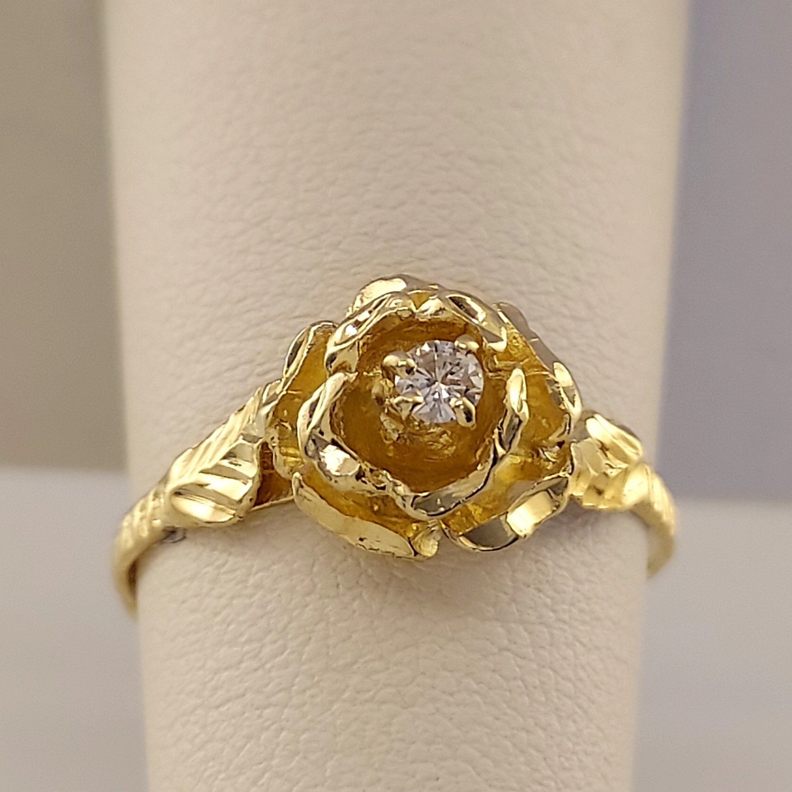Vintage 14k Diamond Flower Ring. Size 7. Diamond 5 Points. Diamond Cut Detail.