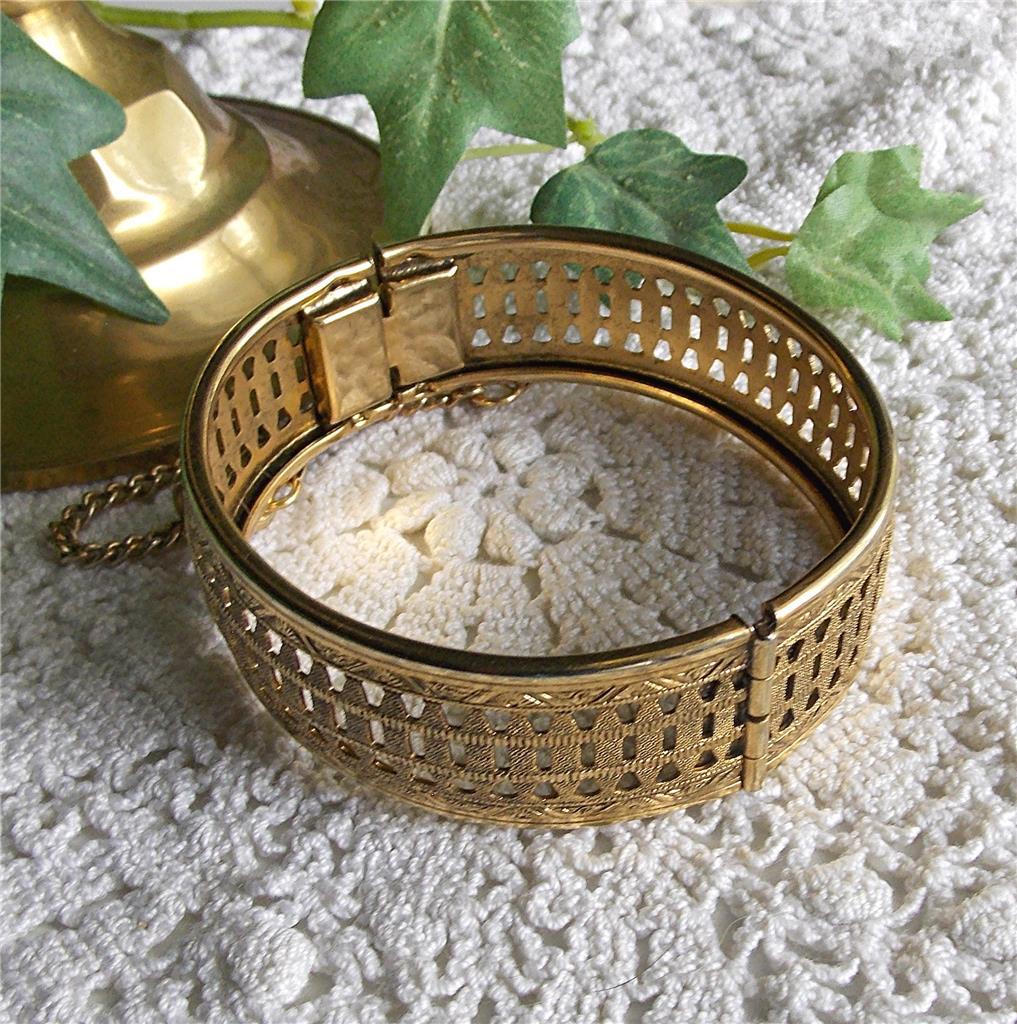 LOVELY VINTAGE 1950’s WIDE GOLD TONE METAL OPEN CUT WORK DESIGN HINGED BRACELET