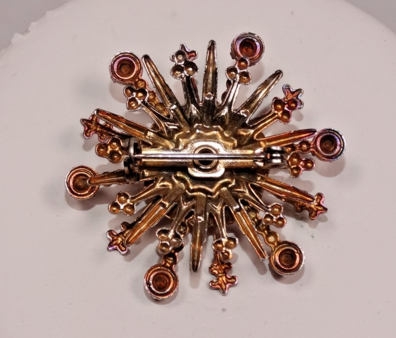 H88 VINTAGE RHINESTONE SNOWFLAKE BROOCH PIN RED STONES SILVER & COPPER TONED
