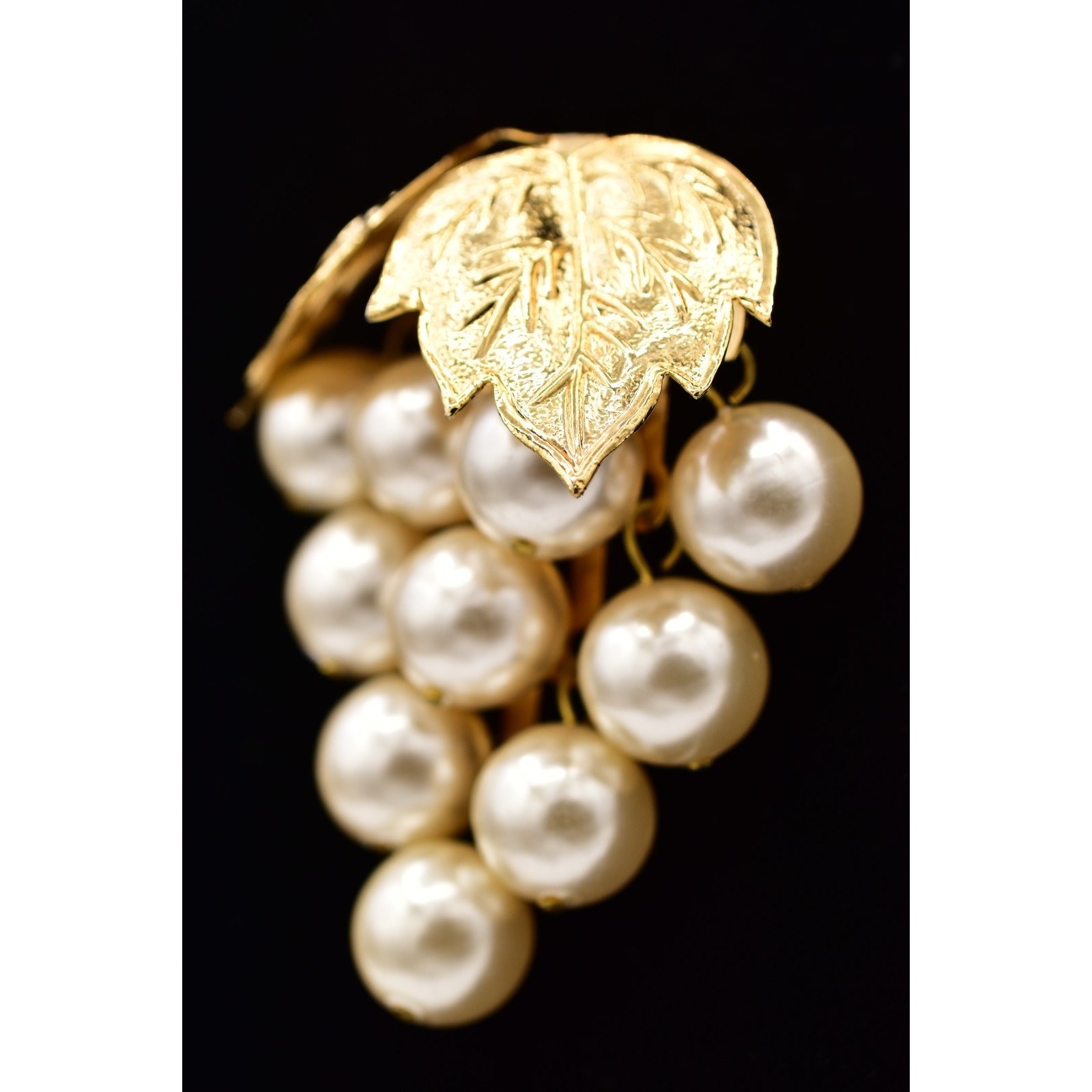Vintage Grapes Pin Brooch Grapevine Imitation Pearl Gold Leaf Chunky 1990s BinAJ