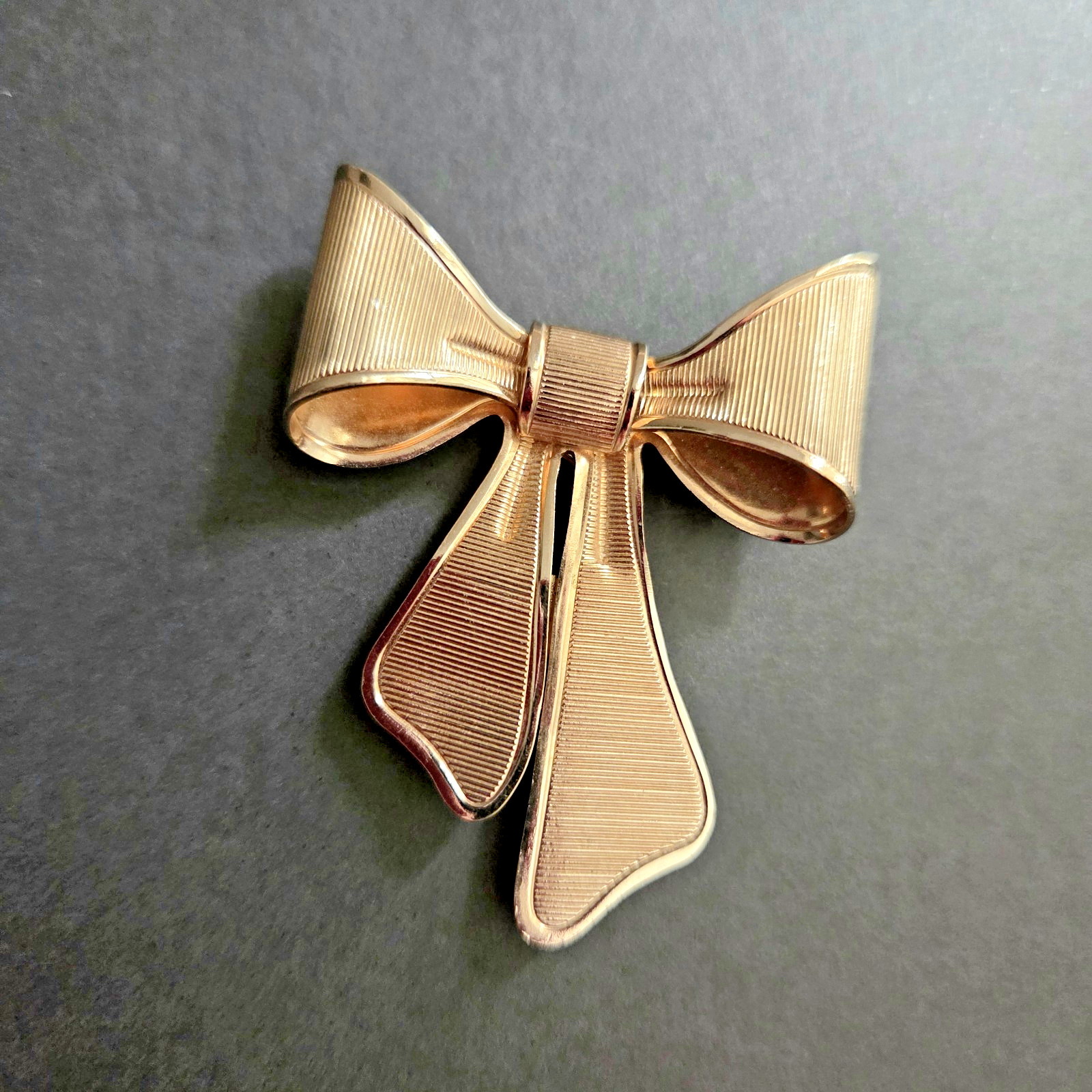 Avon Ribbon Bow Brooch Pin Gold Tone Classic 1980s