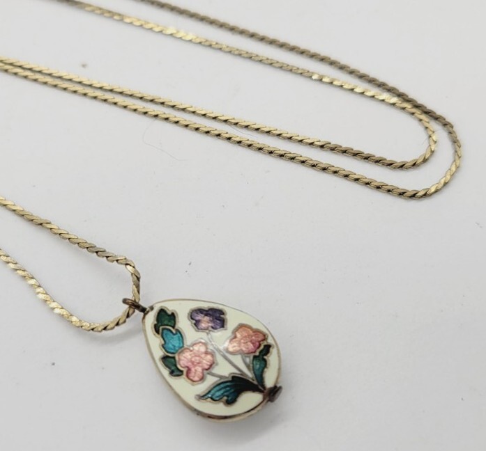 MONET Pendant Necklace Floral Enamel Gold tone RARE Vintage 16.5 in