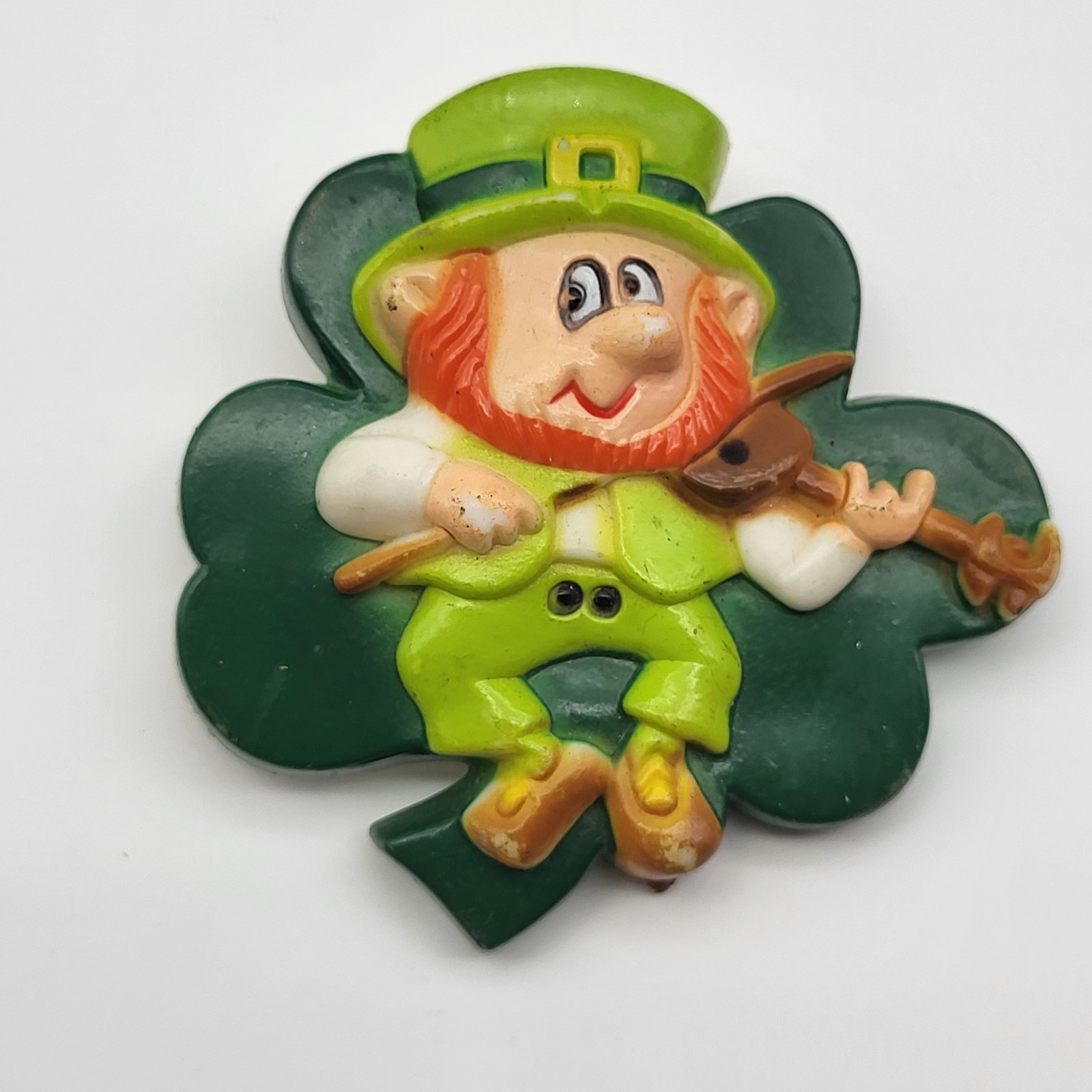 Adorable VTG Leprechaun Irish fiddle Lucky clover shamrock Saint Patricks Pin