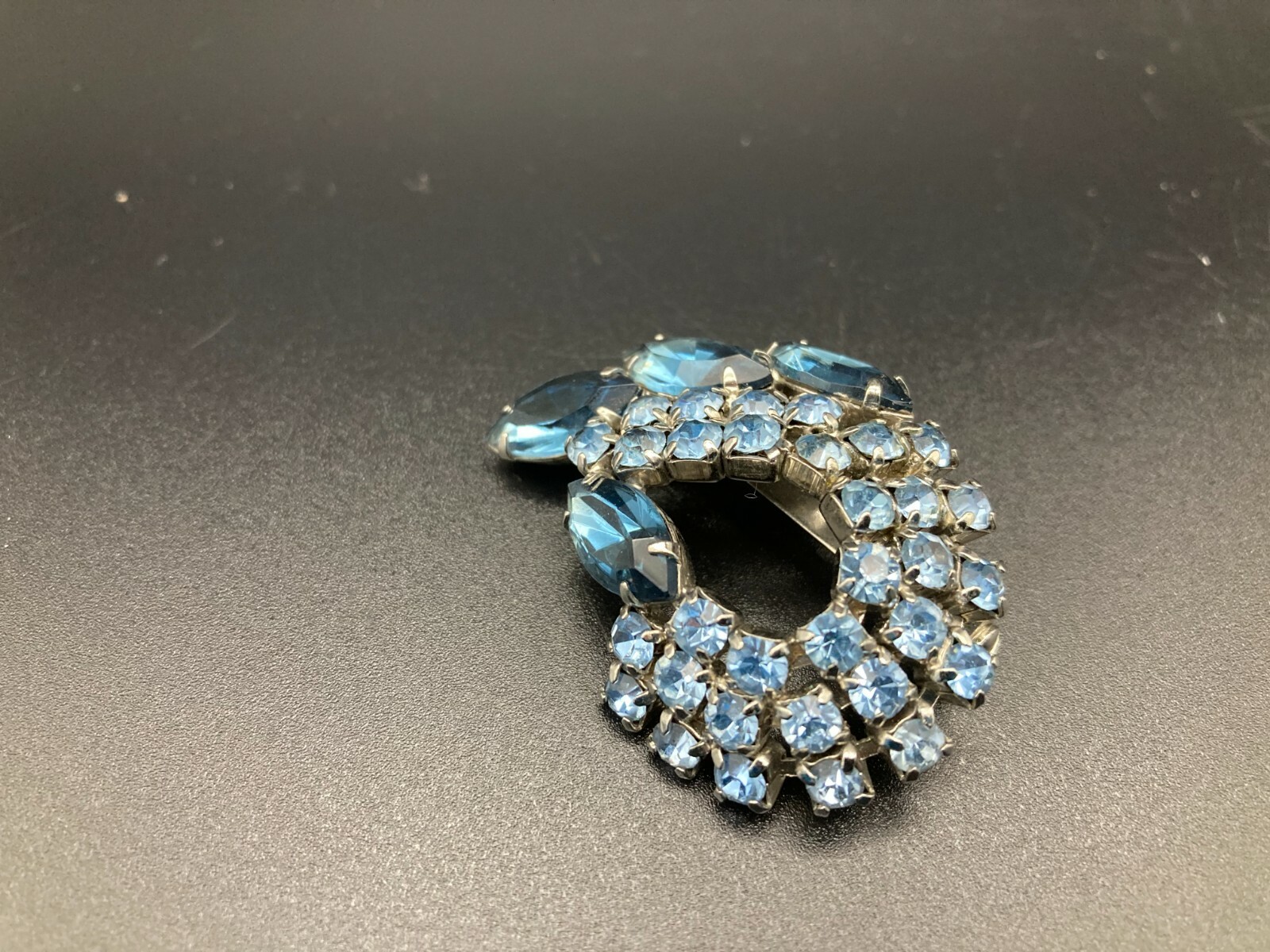 Vintage Aquamarine Crystal Art Deco Bejeweled Swirl Ribbon Teardrop Brooch Pin