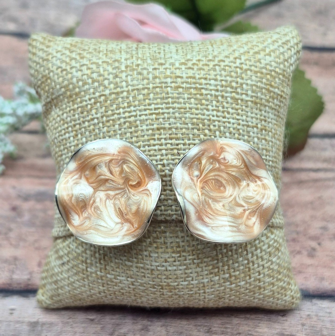 Vintage Avon Gold Tone Swirl Enamel Wavy Round Clip On Earrings Peach Brown 80’s
