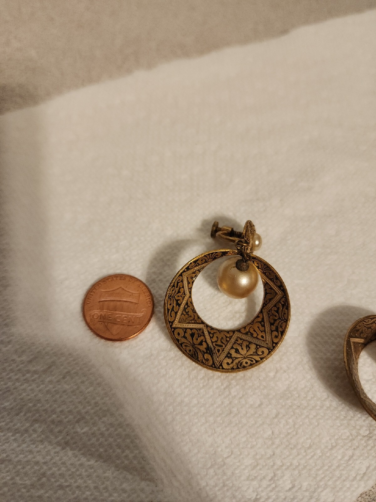 Vtg Spanish Damascene Faux Pearl Dangle Drop Hoop Screwback Earrings