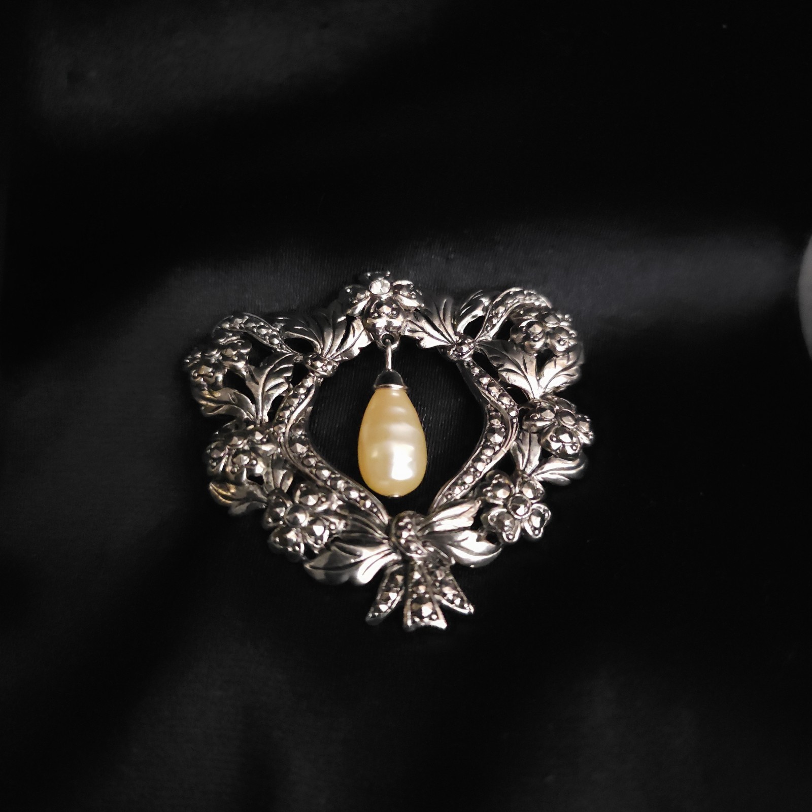 Vintage 1990s Teardrop Pearl Brooch Floral Heart Wreath Marcasite Victorian Goth