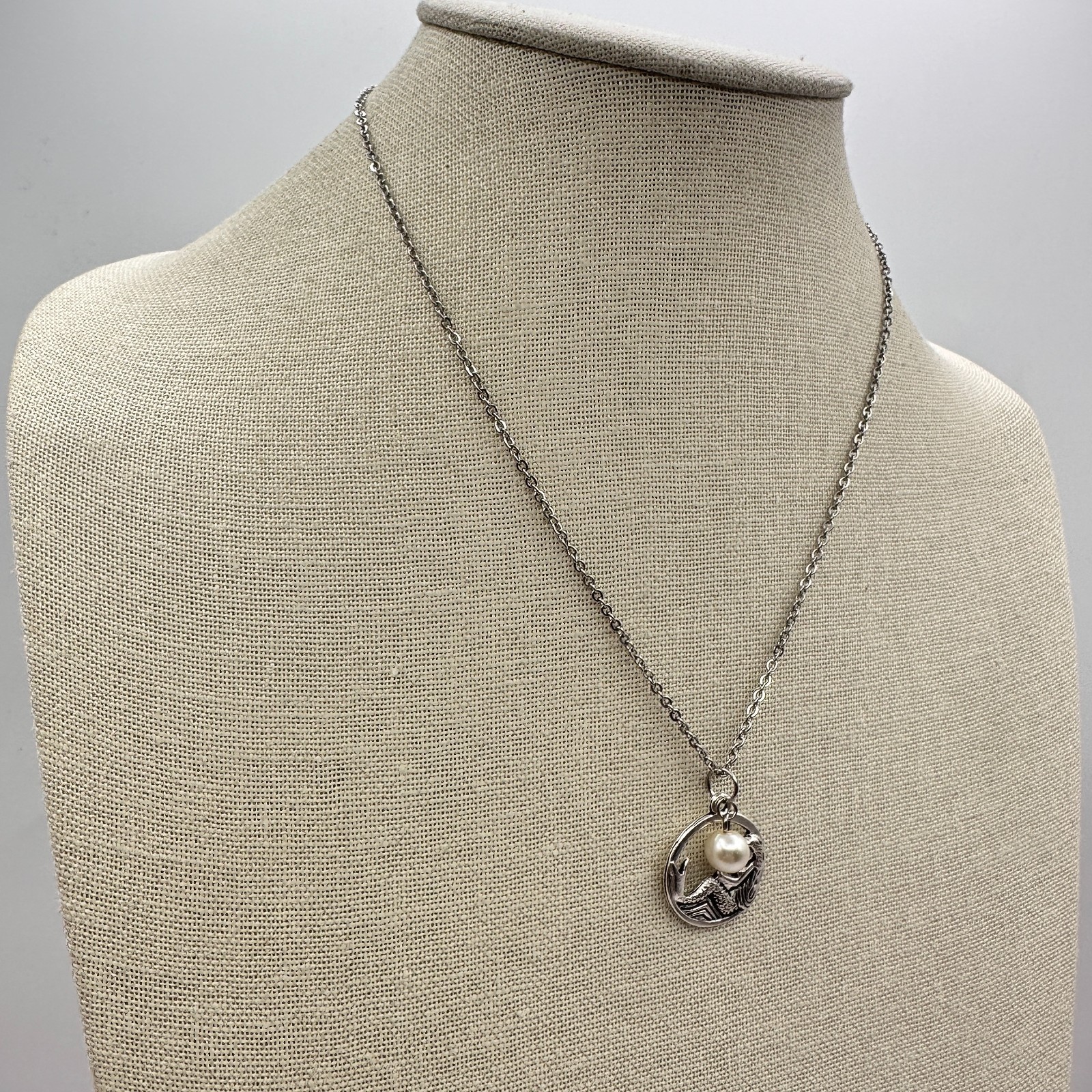 Vintage 90s Silver Tone Mermaid Circle Pendant Necklace Faux Pearl Charm Jewelry