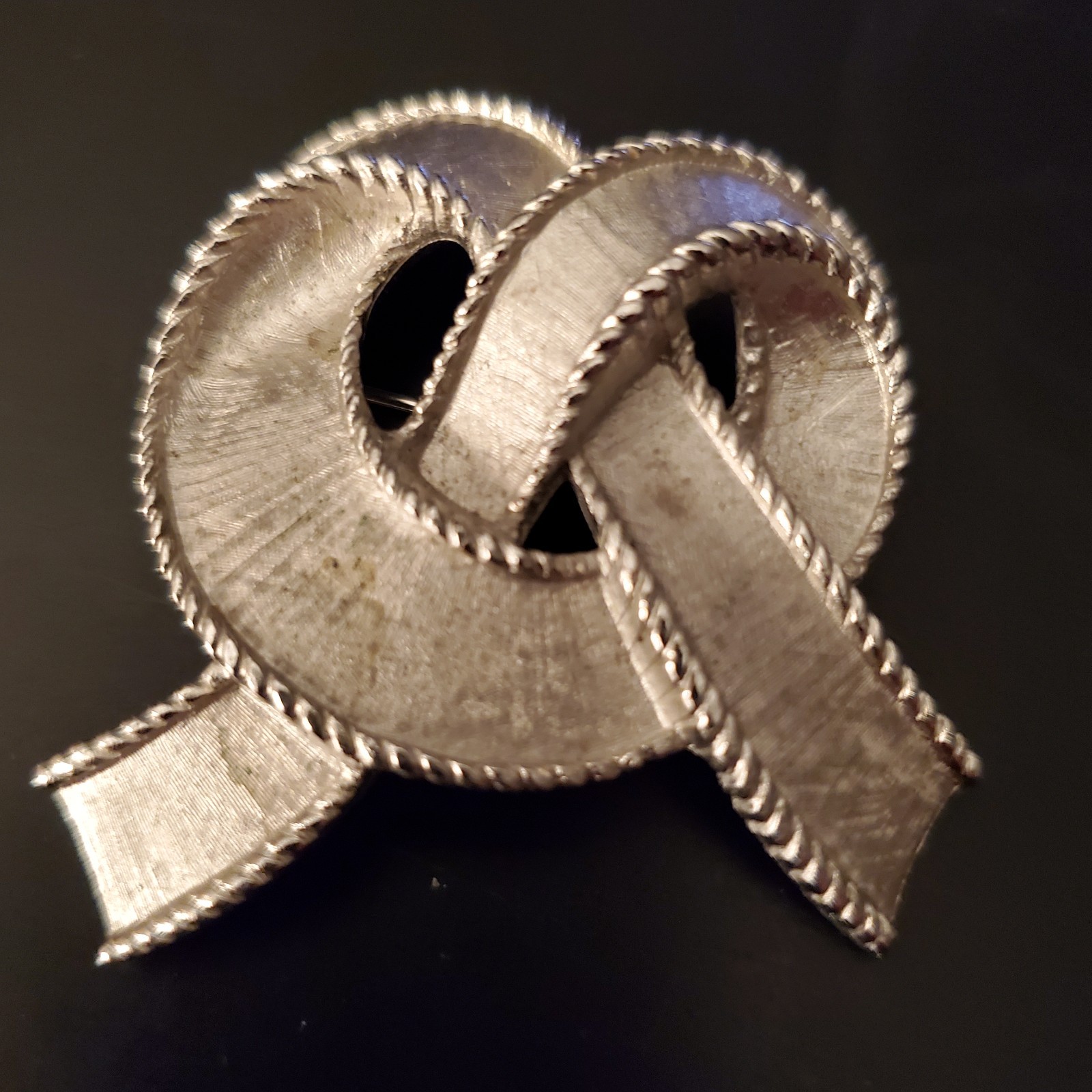 Vtg Crown Trifari 1960’s Brushed Silver Tone Ribbon Pretzel Bow 2 ” Brooch Pin