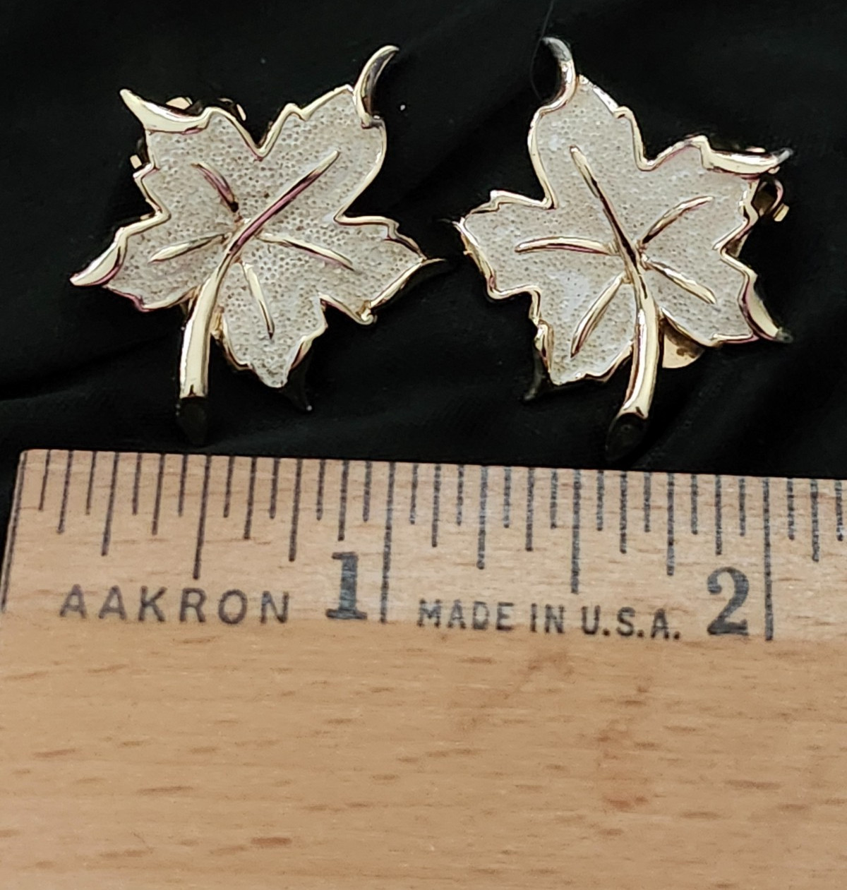 Vintage Signed EMJ (Emmons) Maple Leaf Gold Tone Earrings Clip-on & DAILY SHIPPI